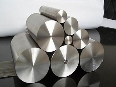 Titanium alloy with good heat 